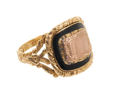 Lot 416 - Regency gold and enamel mourning ring