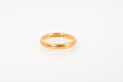 Lot 419 - 22ct gold wedding ring