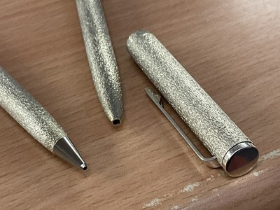 Lot 1037 - Dunhill silver bark effect twin pen set