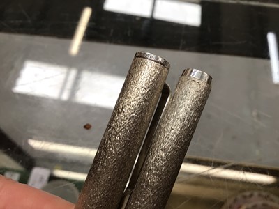 Lot 1037 - Dunhill silver bark effect twin pen set