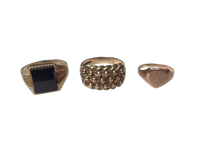 Lot 47 - 9ct gold knot ring, 9ct gold black onyx signet ring and another 9ct gold signet ring (3)