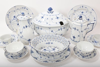 Lot 109 - Extensive collection of Royal Copenhagen onion pattern tablewares