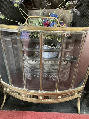 Lot 1257 - Bowed glass and brass firescreen
