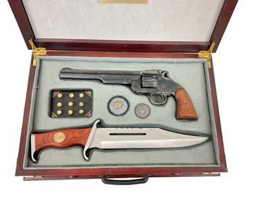 Lot 918 - Replica Smith & Wesson revolver and Bowie knife in presentation box