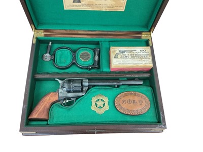 Lot 919 - Replica Colt Army revolver with handcuffs and accesories in fitted case