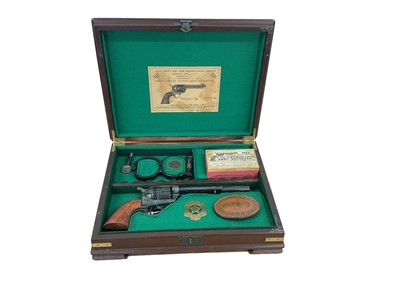 Lot 919 - Replica Colt Army revolver with handcuffs and accesories in fitted case