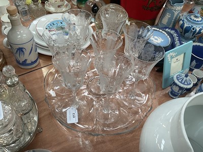 Lot 413 - Set of eight etched glass wine glasses on a matching glass tray