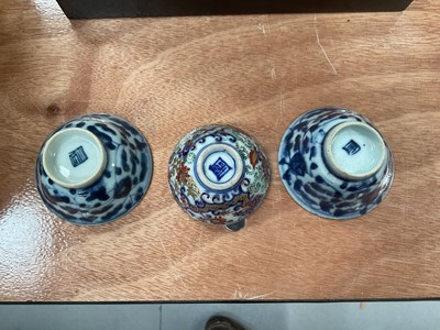 Lot 431 - Chinese porcelain clobbered tea bowl together with two blue and white tea bowls (3).