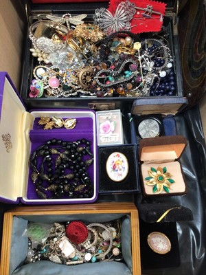 Lot 1100 - One box of costume jewellery, coins and bijouterie