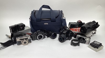 Lot 2359 - Group of cameras