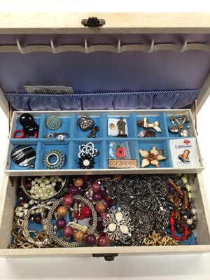 Lot 1095 - Jewellery box containing vintage and later costume jewellery