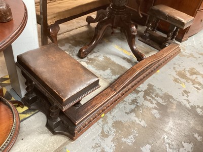 Lot 1284 - 1930s oak club fender with a fire screen