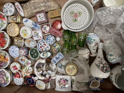 Lot 168 - Porcelain and other boxes and vertu items