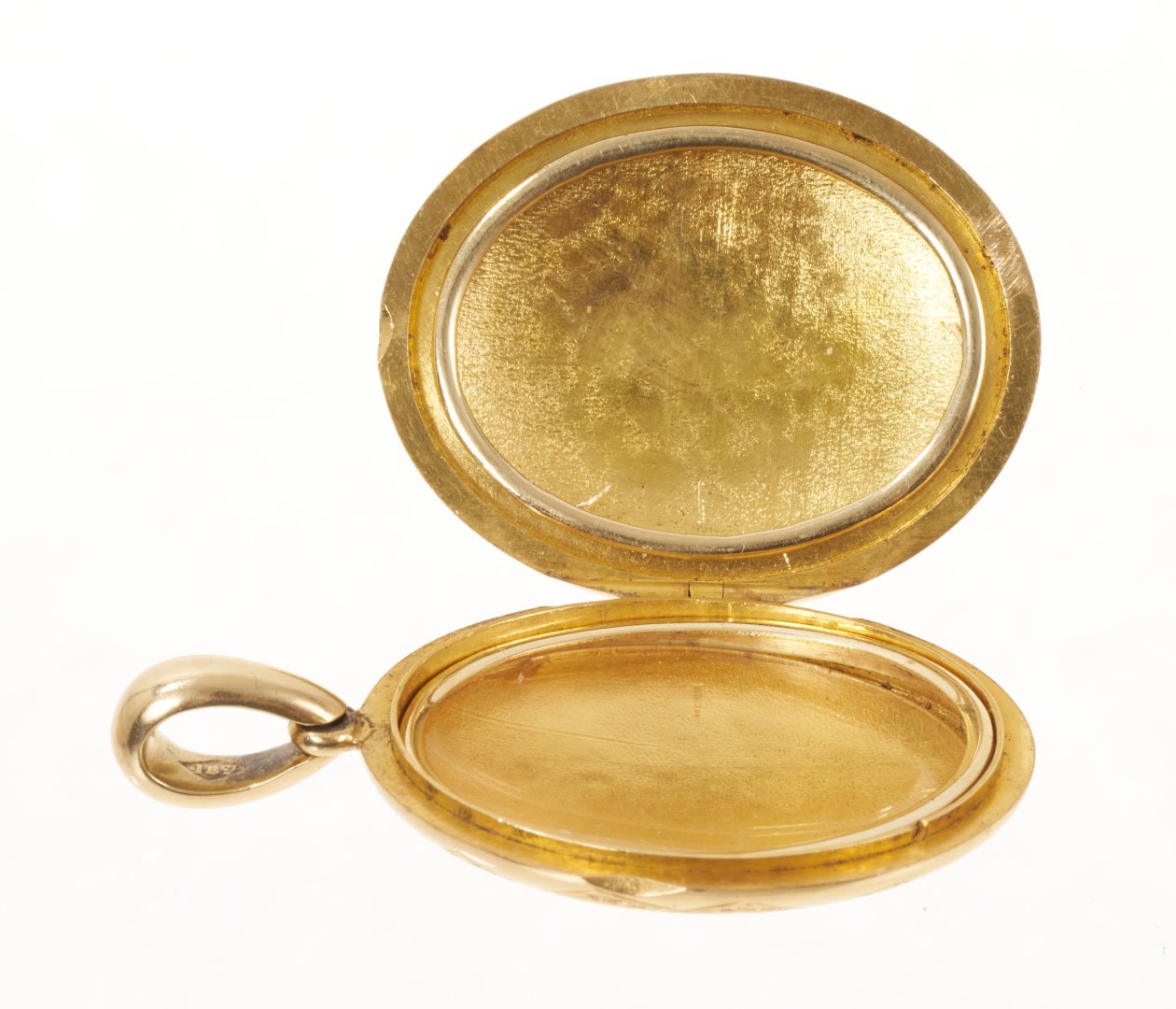 Lot 469 - Victorian gold oval locket
