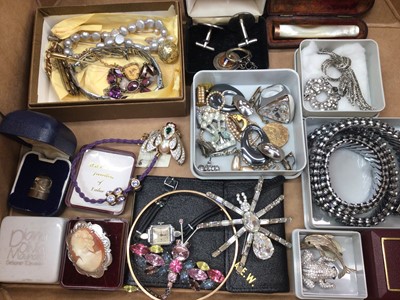 Lot 136 - Group of vintage costume jewellery and bijouterie