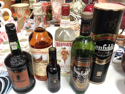 Lot 310 - Five bottles of alcohol- Glenfiddich whisky, Famous Grouse whisky, Beefeater gin, Sandeman port and one other small bottle of port