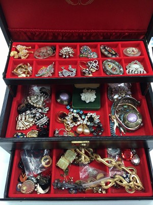 Lot 38 - Quantity of vintage and later costume jewellery