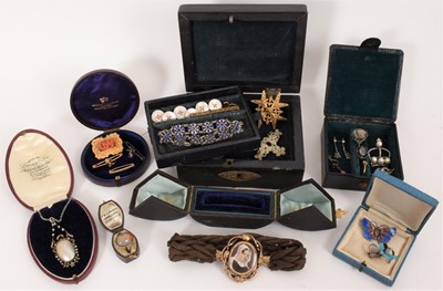 Lot 400 - A group of antique jewellery to include a Victorian hairwork bracelet with revolving double-sided portrait locket clasp, various antique brooches etc