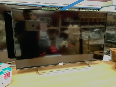 Lot 9 - 40" Panasonic LED TV