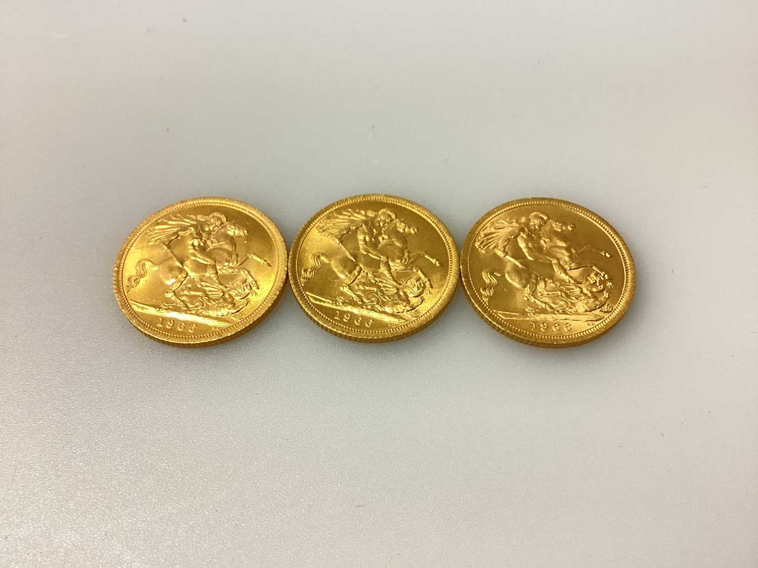 Lot 437 - G.B. - Gold Sovereigns Elizabeth II 1966 x 3 UNC. (3 coins)