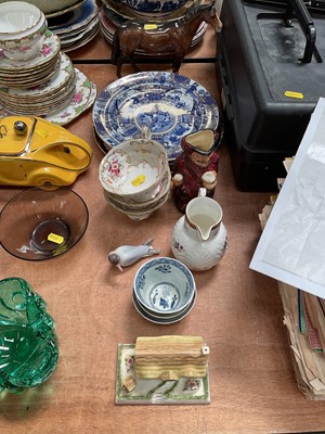 Lot 508 - 18th century Caughley blue and white porcelain tea bowl, Beswick horse, pearlware plate and other ceramics.