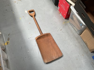 Lot 515 - Old beech malt shovel.