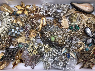 Lot 1071 - Group of vintage paste set brooches and other jewellery