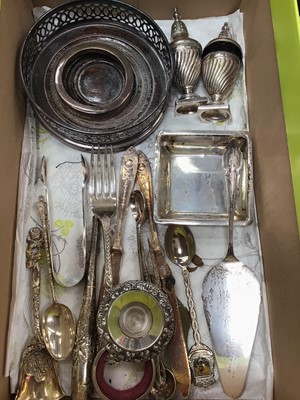 Lot 1102 - Small silver square shaped dish, small silver cake slice, silver mount, together with plated ware