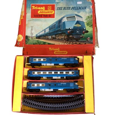 Lot 1832 - Part Marklin OO Gauge train set with DSG & DB coaches (no locomotive), plus Tri-ang "The Blue Pullman" train set with powered & dummy cars together with coach and track, Trix 3 rail 0-4-...