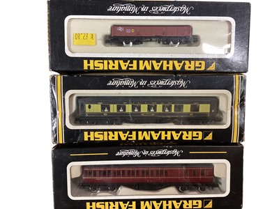 Lot 1916 - Graham Farish N Gauge coaches (x5) and rolling stock (x32) (37 total)