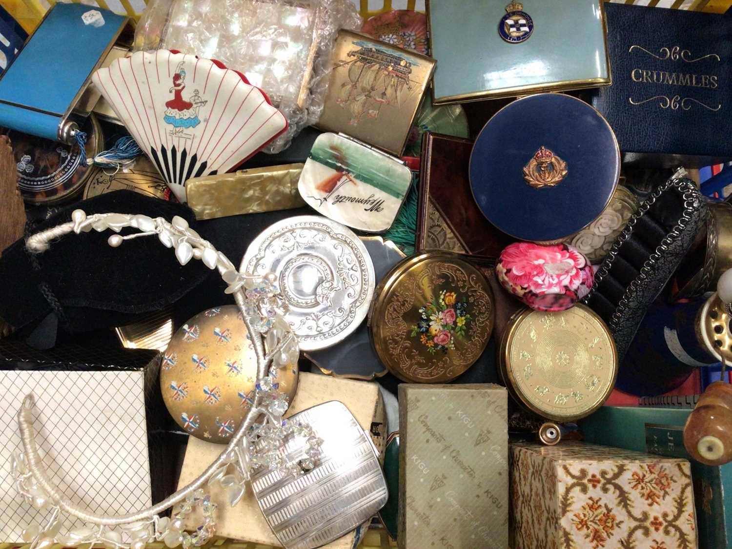 Lot 26 - Large collection of vintage compacts