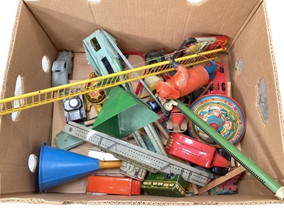 Lot 1983 - Box of vintage tin plate toys