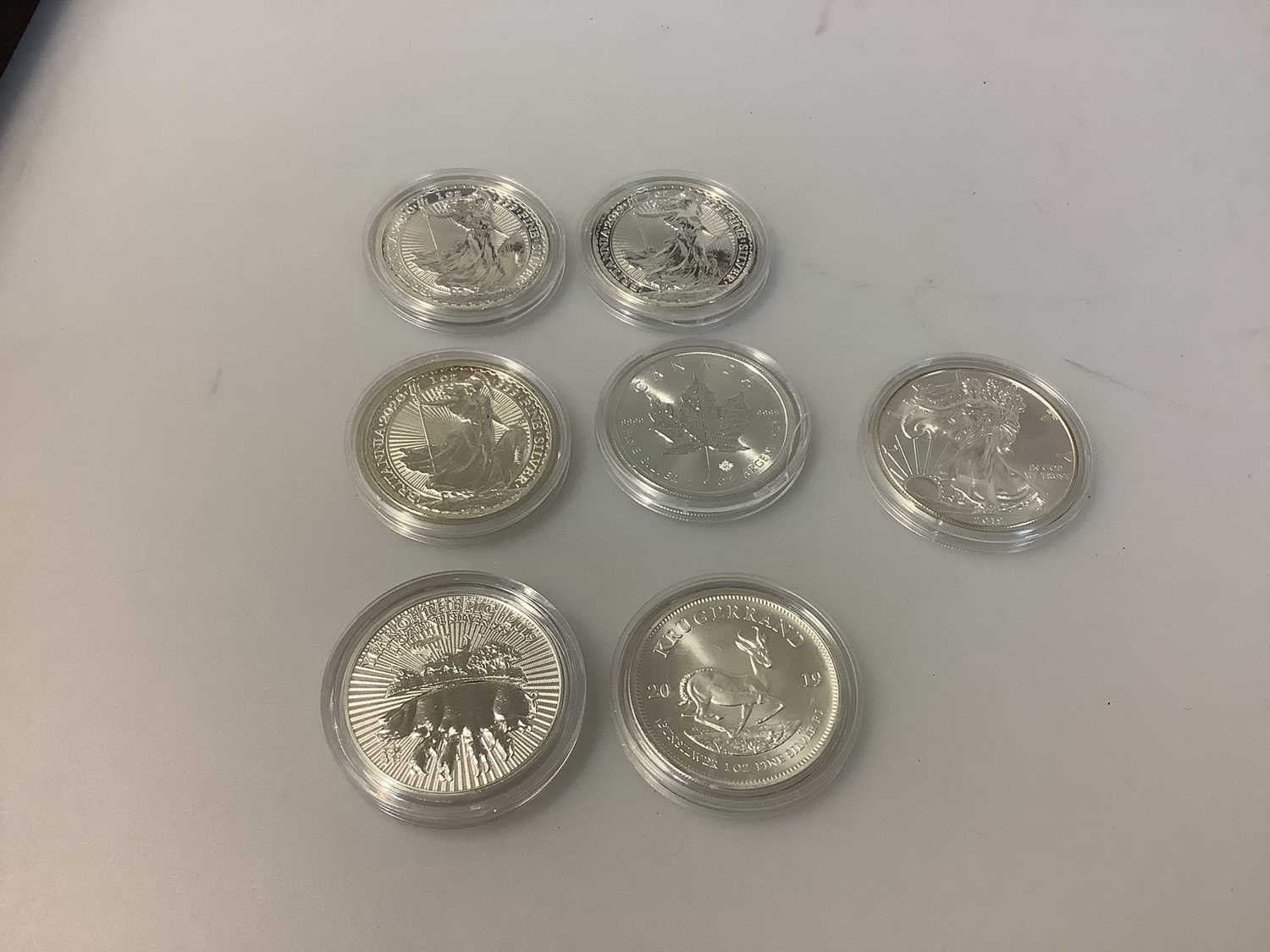 Lot 535 - World - Mixed silver 1oz fine silver round