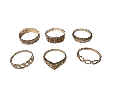 Lot 160 - Six 9ct gold rings including a wedding band, knot design, chain link design, wishbone etc