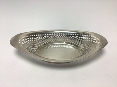 Lot 290 - Edwardian silver pierced bread basket