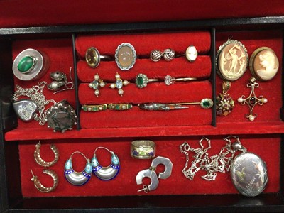 Lot 1031 - Jewellery box containing silver and white metal jewellery