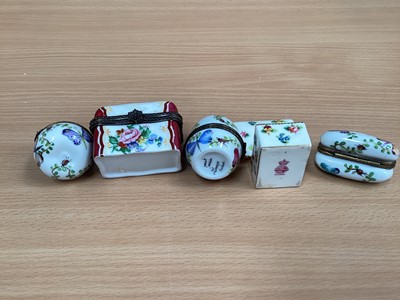 Lot 75 - Small group of Limoges type hand painted boxes