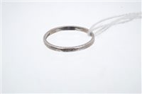 Lot 669 - Platinum wedding ring with engraved decoration....