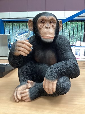 Lot 2578 - Large model of a chimpanzee and a gorilla family