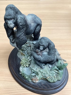 Lot 2578 - Large model of a chimpanzee and a gorilla family