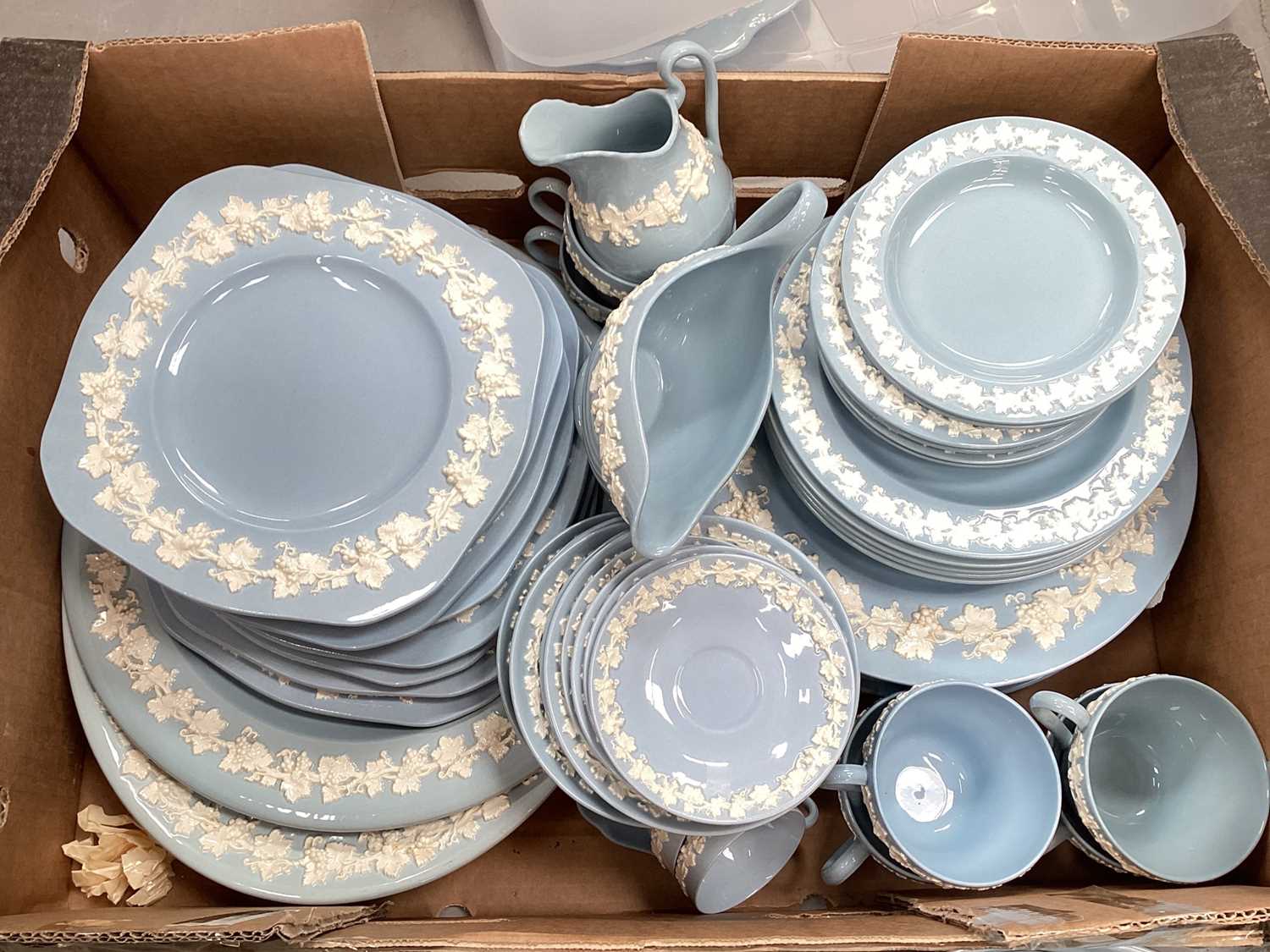 Queensware Cookware Lot 1337 - Extensive Wedgwood Queensware tea and