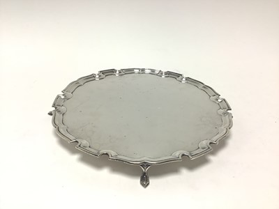 Lot 393 - 1920s Georgian-style silver salver, with shaped border, on four pad feet (London 1925), 21.5ozs, 26cm diameter