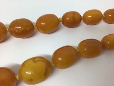 Lot 437 - Vintage amber bead necklace