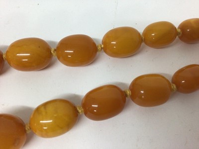 Lot 437 - Vintage amber bead necklace
