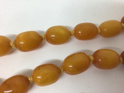 Lot 437 - Vintage amber bead necklace