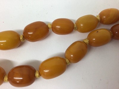 Lot 437 - Vintage amber bead necklace