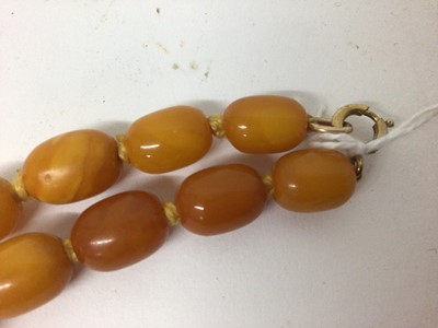 Lot 437 - Vintage amber bead necklace