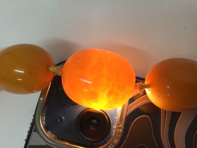 Lot 437 - Vintage amber bead necklace