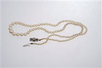 Lot 780 - Cultured pearl necklace with a single string...