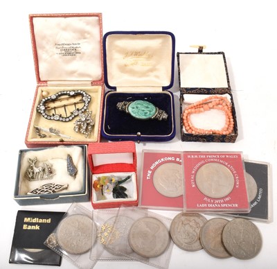 Lot 420 - Group of antique and later jewellery including a 9ct white gold diamond set mural bar brooch, paste set brooch, angel skin coral bead necklace and coins